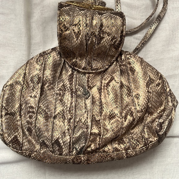 NWT Sharif gold alligator skin and leather crossbody bag with clamshell closure - Picture 10 of 14